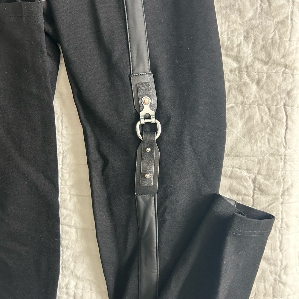 Maniere De Voir black vegan leather leggings with buckles - Picture 5 of 8